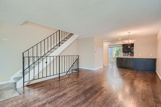 Primary Photo - 4452 W Pondview Dr