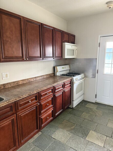 Building Photo - 94 Cowesett Ave