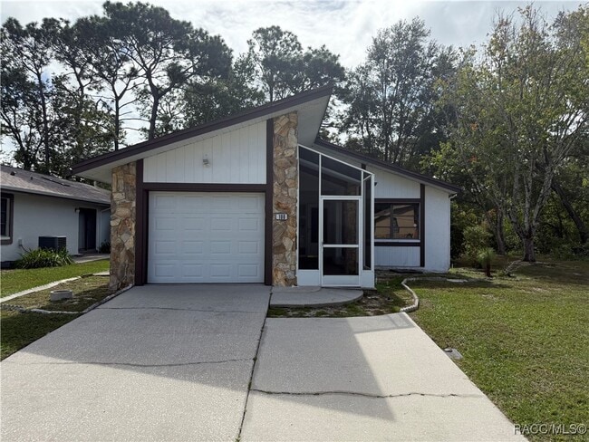 Primary Photo - 100 Chinaberry Cir