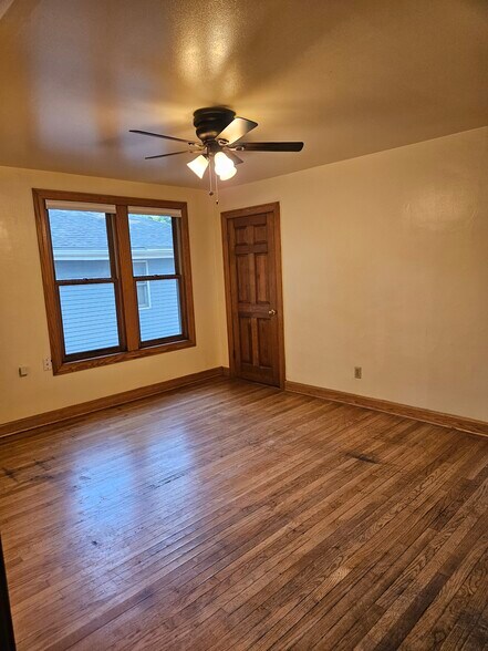 Living room - 421 N Greenfield Ave