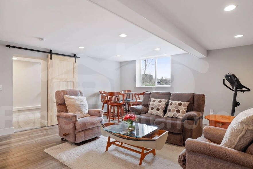 Building Photo - 605 Park Ln