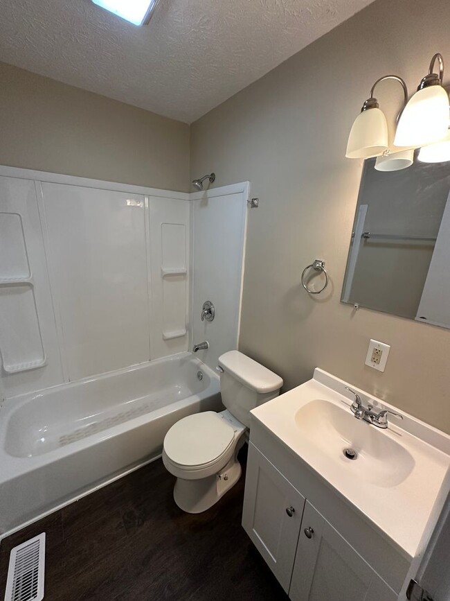 Building Photo - 3 Bed 2 Bath Home Located in Warren Township