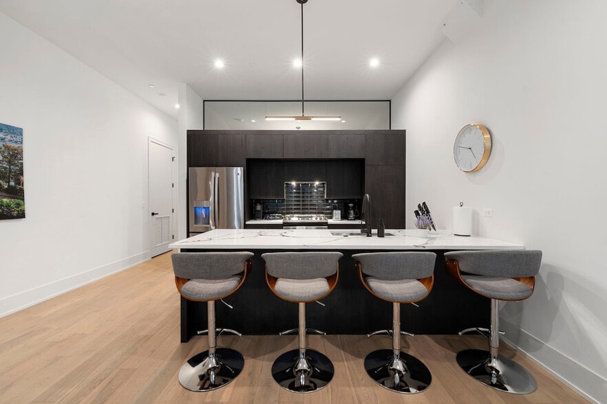 Building Photo - 318 W Grand Ave