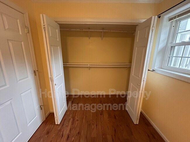 Building Photo - 836 Salem Dr