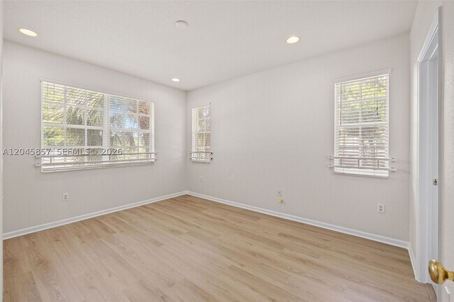 Building Photo - 8401 SW 25th Ct