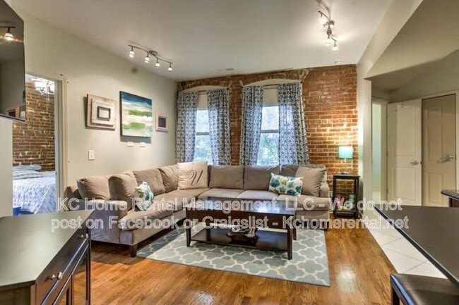 Building Photo - 200 E 43rd St