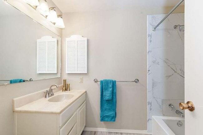 Building Photo - 735 Oak Knoll Dr