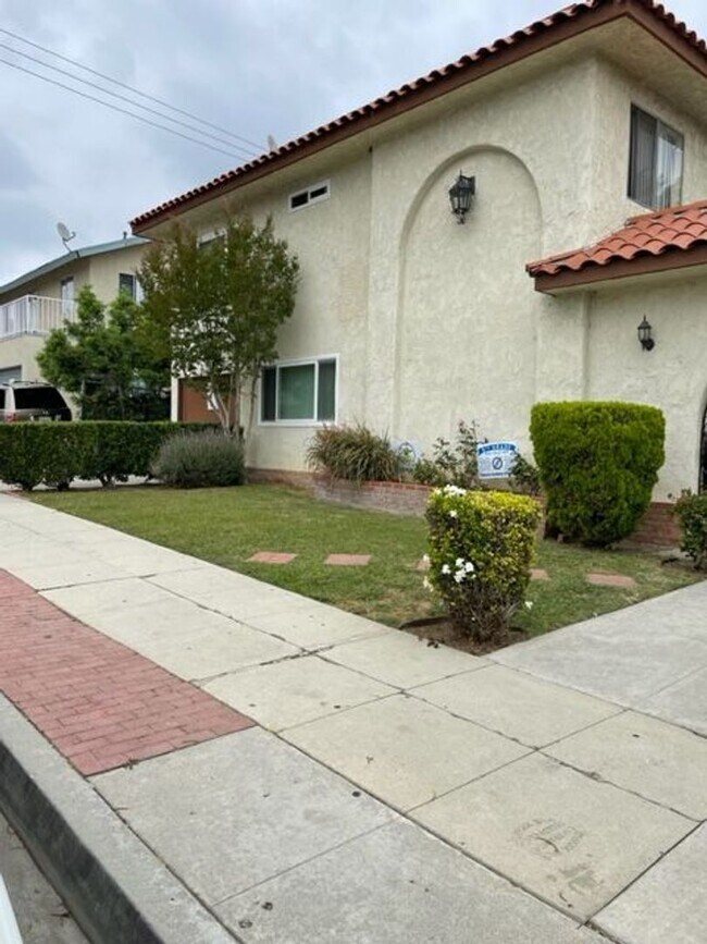 Building Photo - Beautiful 2 Bedroom Apartment in Whittier with Move in Special
