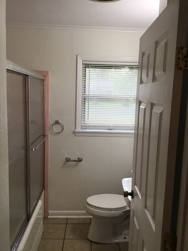 Building Photo - *3/2*SOUTHERN HILLS/SOUTHWOOD*FRESH PAINT*