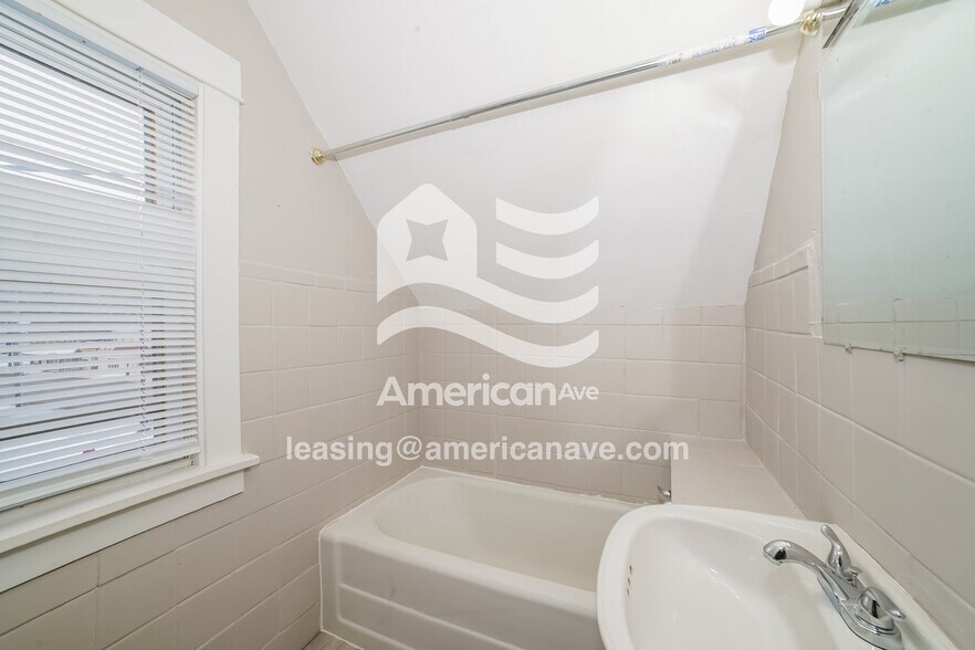 Building Photo - 1946 N Sheridan Rd