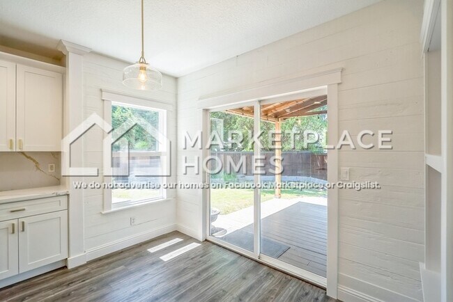 Building Photo - 304 NW 25th Pl