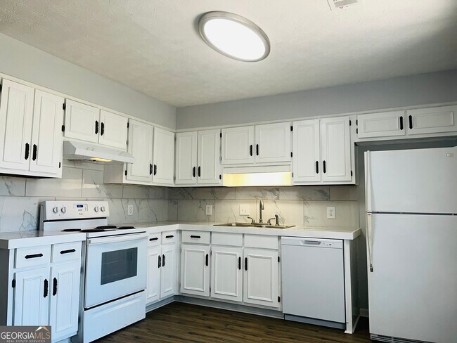 Building Photo - 104 Peachtree Ct