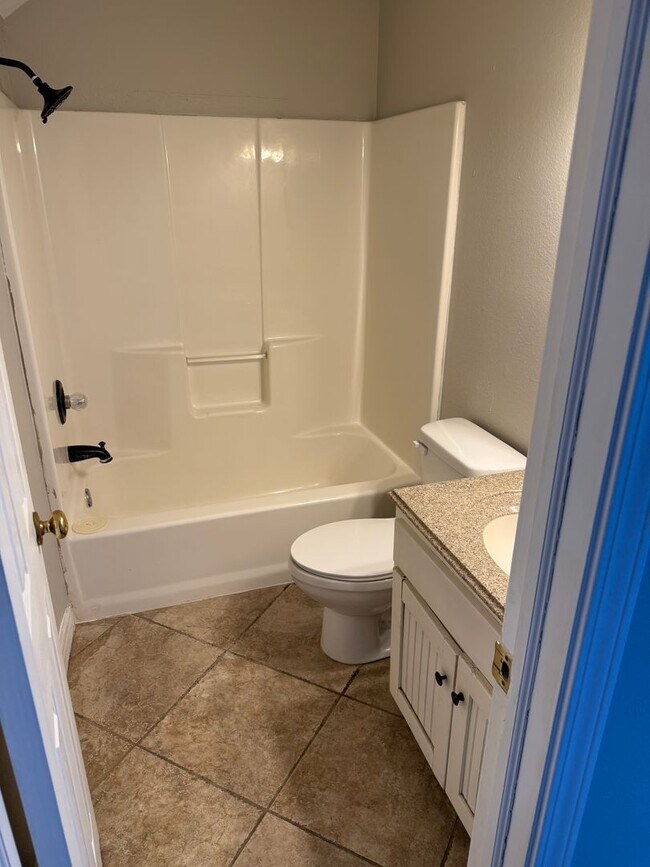 Building Photo - Newly Renovated 2 Bed 2 Bath