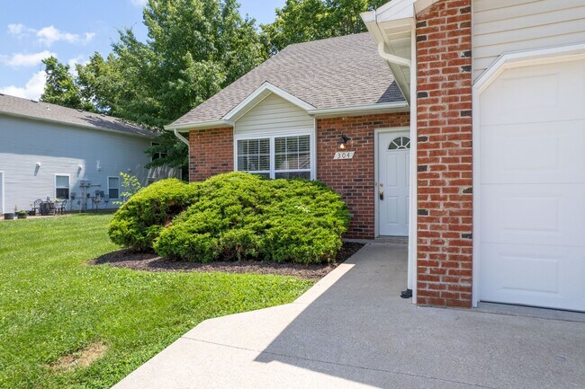 Building Photo - 304-306 Dads Way