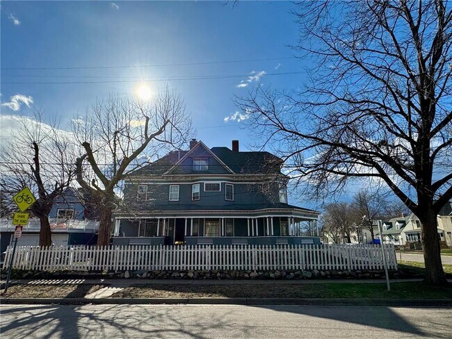 Building Photo - 1464 W Minnehaha Ave