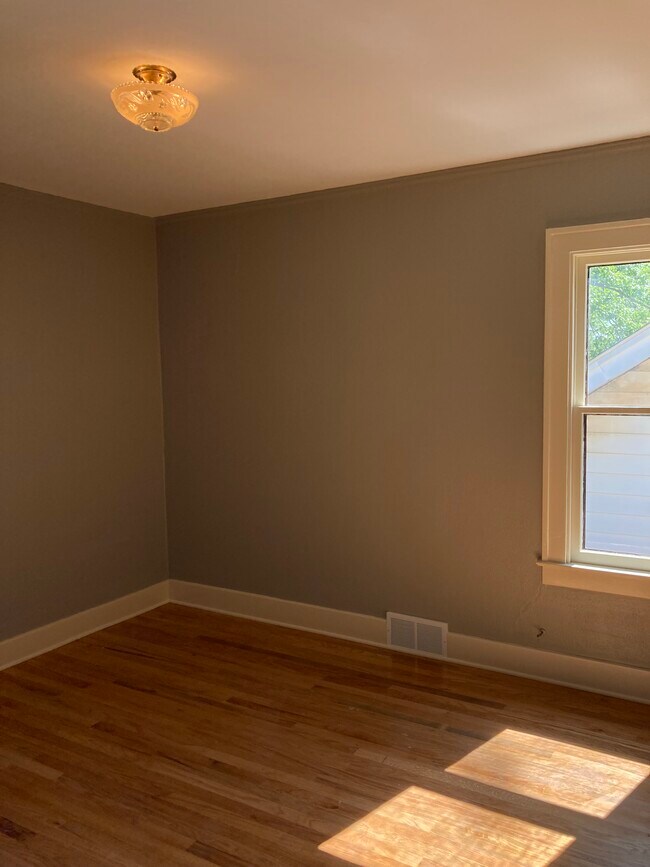 Bed 2 - 903 E 2nd St