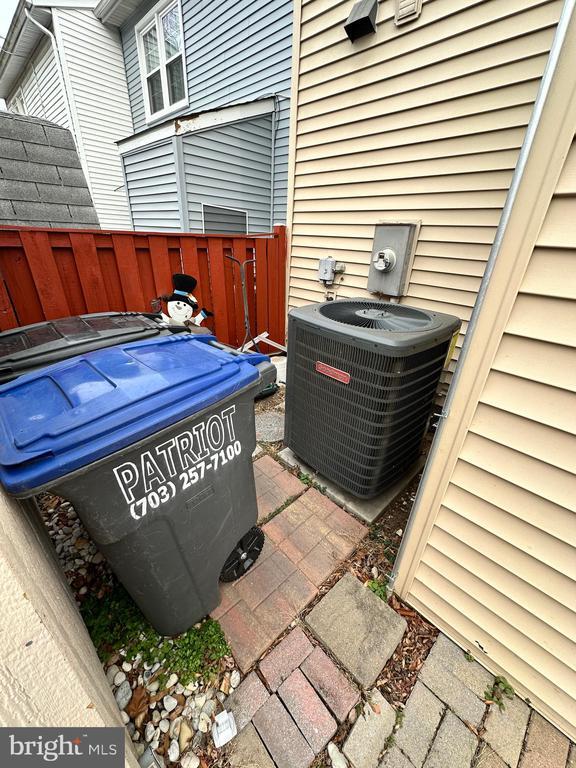 Building Photo - 7943 Timarand Ct