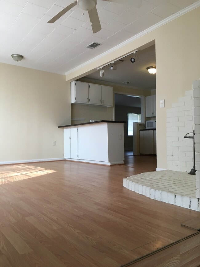 Building Photo - 300 Catherine Ave