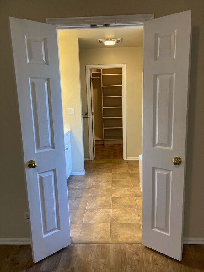 Building Photo - Spacious 3BDRM Home in Blackberry Ridge, V...