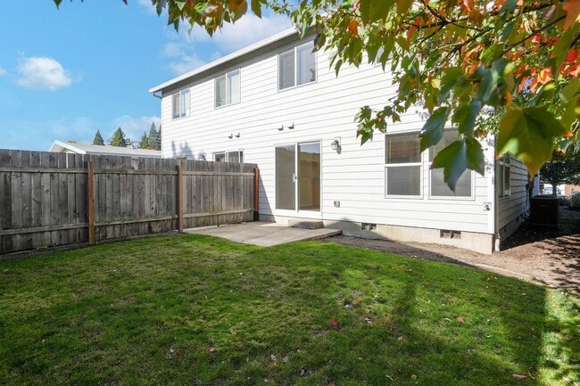 Building Photo - MOVE IN SPECIAL: HALF OFF FIRST MONTH'S RENT! 4 Bedroom 2.5 bath Duplex