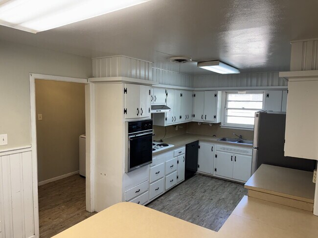 Building Photo - "Spacious 4-Bedroom Home with 2 Full Baths in Lubbock – 1,984 Sq Ft of Comfort!"