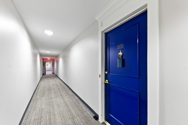 Building Photo - 361 N Post Oak Ln