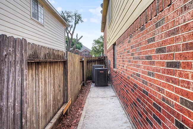 Building Photo - 2126 Highland Bay Ct