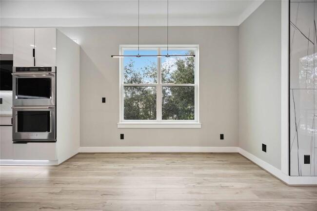 Building Photo - 602 W 28th St