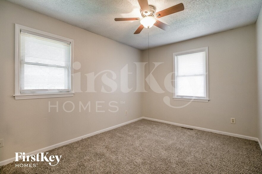 Building Photo - 606 NE Park Cir