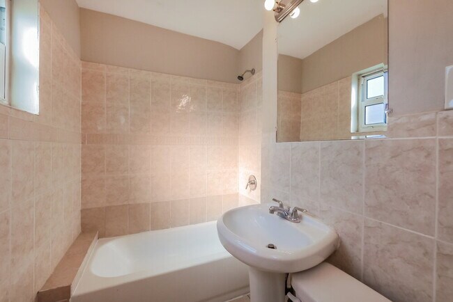 Building Photo - 259 NW 30th Ave