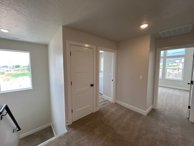Building Photo - Beautiful Townhome!