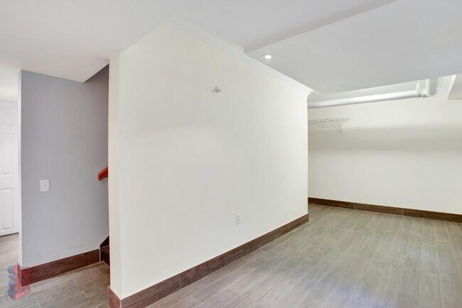 Building Photo - 432 E 13th St