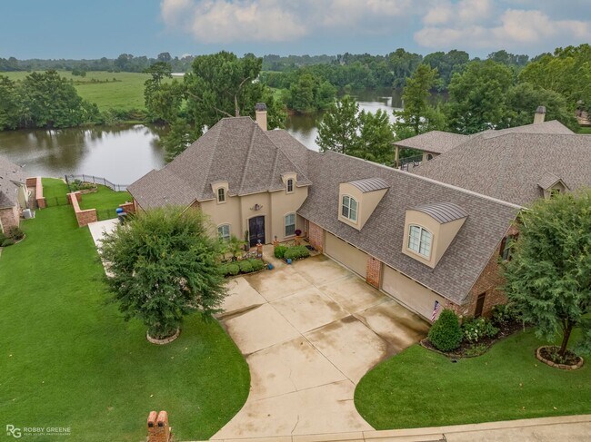 Building Photo - Beautiful Home on the Red River....