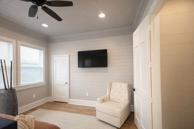 Building Photo - 5036 Golden Forest Dr