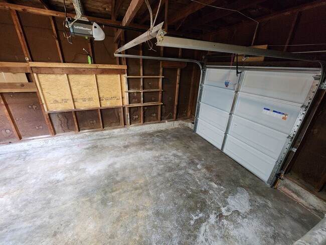 Building Photo - Spacious 3-Bedroom, 1-Bathroom Home AVAILABLE NOW!!