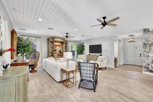 Building Photo - 1216 N Palmway