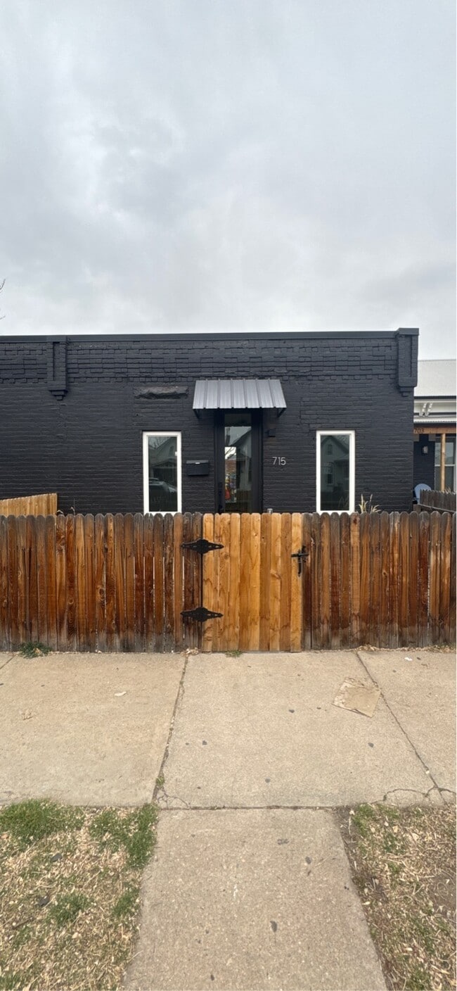 Building Photo - 715 W 9th Ave