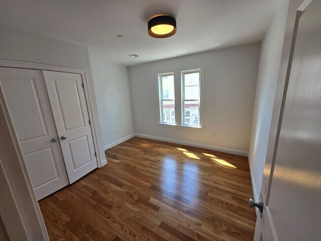 Building Photo - 355 Adams St