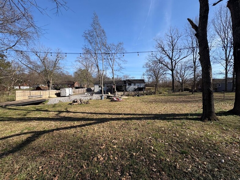 Building Photo - 30 E Thompson Ln