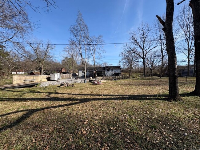 Building Photo - 30 E Thompson Ln