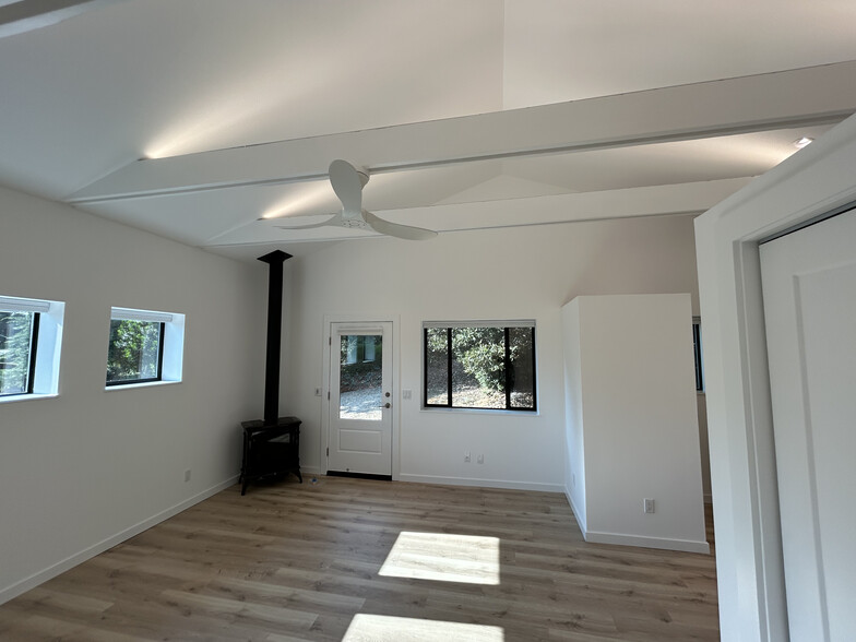 Studio Entry + Propane Fireplace - 16575 Franklin Rd