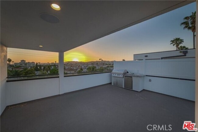 Building Photo - 735 N Gramercy Pl
