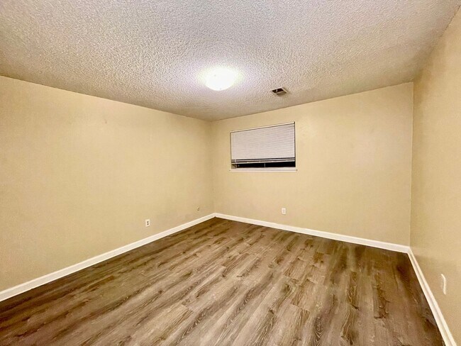 Building Photo - 5731 W 92nd Ave