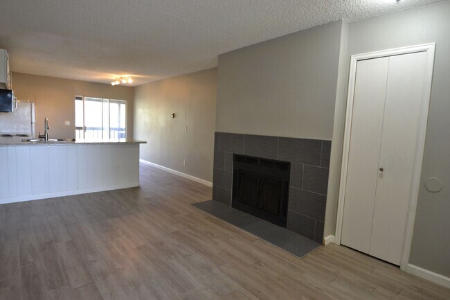 Building Photo - 2920 Straus Ln