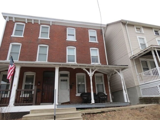 Building Photo - West Conshohocken 4BR 1.5BA Twin $2,500/mo