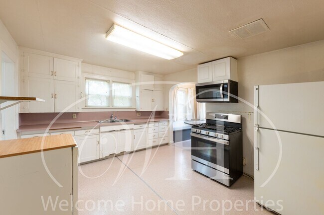 Building Photo - Cozy Home with Storage in Quiet Convenient Location