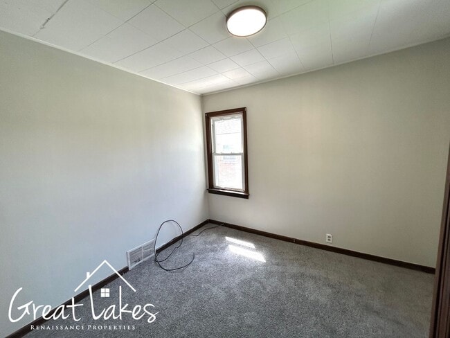 Building Photo - Cozy 2 Bedroom 1 Bathroom now available fo...