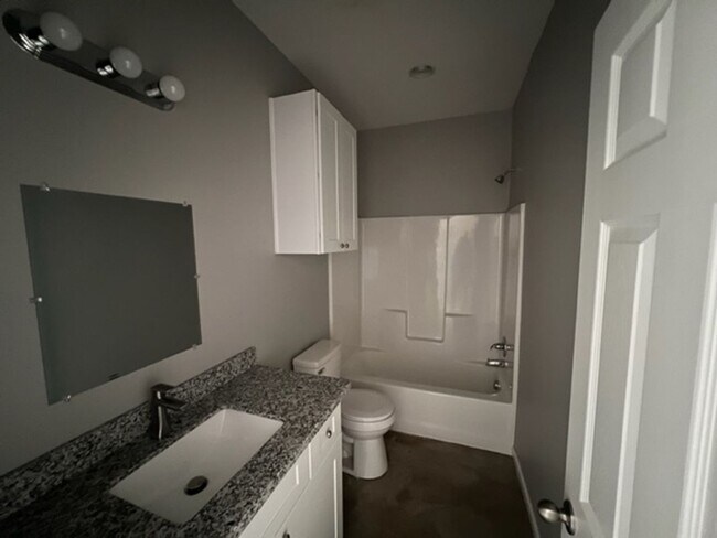 Building Photo - 2 Bedroom 2 bath Duplex for lease