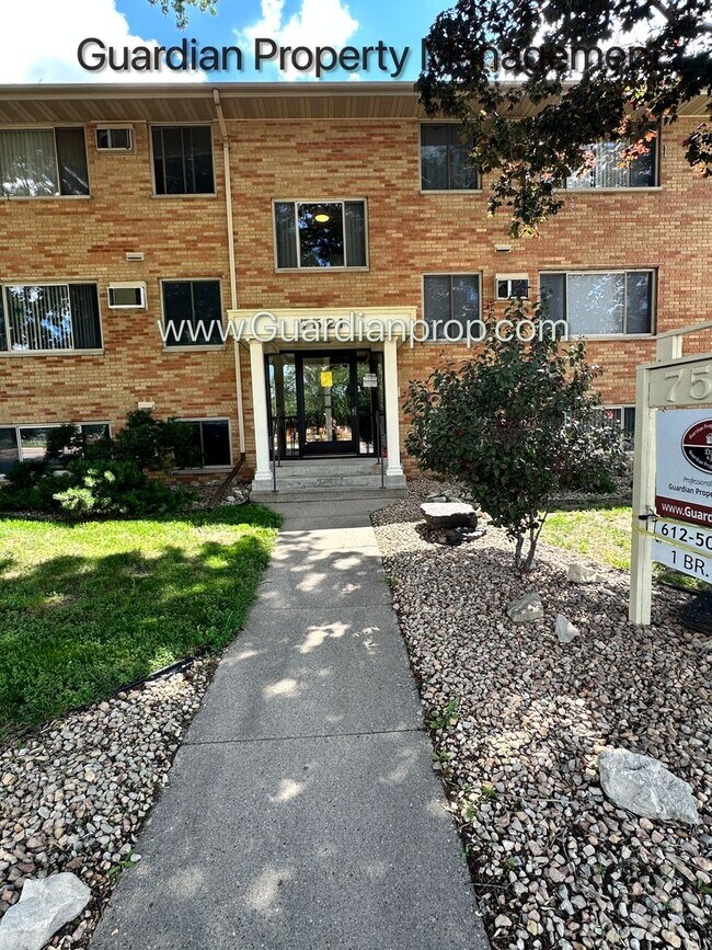 Building Photo - Richfield Second Level Apartment, Heat Pai...