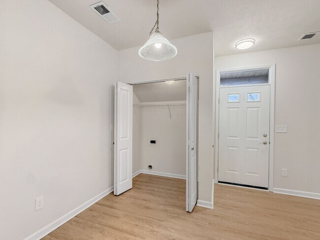 Building Photo - 702 Beachfront Dr